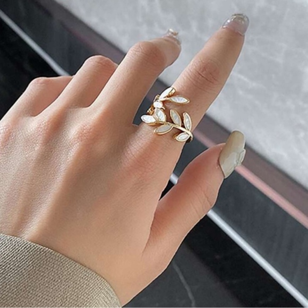 Elegant Gold Leaf Ring - Picture 2 of 8